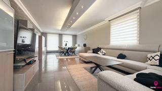 <p><span>Bij ImmoFusion 7/7 “open huis”: klik op onze 3D-RONDLEIDING.</span><br /><span>Ervaar vastgoed alsof je er zelf doorloopt en bekijk de virtuele tour!</span><br /><br />Bij het betreden van deze verzorgde woning komt u terecht in een uitnodigende inkomhal, waar zich ook een apart gastentoilet bevindt.</p>
<p>De lichtrijke en ruime leefruimte is voorzien van grote raampartijen die zorgen voor een aangename lichtinval en een open gevoel. Aansluitend vindt u de volledig uitgeruste keuken met moderne inbouwtoestellen. Naast de keuken bevindt zich een praktische berging en een gezellige eethoek, die directe toegang biedt tot het terras en de zuidgerichte tuin – ideaal om te genieten van zonnige dagen.</p>
<p>Op de eerste verdieping bevinden zich drie volwaardige slaapkamers en een ruime badkamer. Vanuit één van de slaapkamers is er toegang tot de zolderverdieping, die extra bergruimte biedt of mits aanpassing dienst kan doen als hobbyruimte of bureau.</p>
<p>Buiten geniet u van een overdekt terras en een aparte garagebox. De woning beschikt bovendien over een kruipkelder die extra mogelijkheden biedt op vlak van technieken en opslag.<br /><br />Pluspunten:<br />- Volledig instapklaar;<br />- 3 ruime slaapkamers<br />- Zonnige tuin met overdekt terras;<br />- Garabox;<br />- Aangelegde tuin;<br />- Zeer rustig wonen;<br />- Kruipkelder aanwezig!</p>
<span>Voor een bezichtiging ter plaatse of meer info, bel ons op 078/78.78.70, of kom gewoon binnen op ons kantoor, steeds welkom!</span>