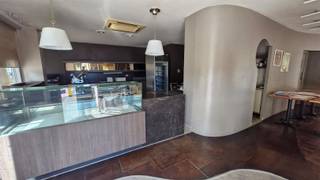 <p><span>Aan de bruisende rand van Oud-Berchem bieden wij dit unieke handelsgelijkvloers aan. Dit pand, momenteel in gebruik als de alom bekende catering '</span><span>De Zoete Linde'</span><span>, geniet van een uitstekende commerciële zichtbaarheid en biedt tal van mogelijkheden voor ondernemers.</span></p><h3><span>Indeling:</span></h3><ul><li><span>Handelsgelijkvloers (135 m²):</span><span> Ruime handelsruimte ingericht als catering en verbruikszaal, voorzien van toog met werkruimte, een achterliggende keuken/werkplaats, toegang tot een ruime stockagekelder met parkeerplaatsen en een sanitaire ruimte.</span></li><li><span>Kelderverdieping:</span><span> Momenteel is er een ruime kelderberging/atelier/stockageruimte van </span><span>50m²</span><span>; aansluitend werden er twee parkeerplaatsen van </span><span>23m²</span><span> in gebruik genomen als extra berging én extra (kleine) staanplaats</span><span>.</span></li></ul><h3><span>Troeven:</span></h3><p><span>- Absolute toplocatie in Berchem met uitstekende zichtbaarheid en bereikbaarheid</span></p><p><span>- Polyvalente ruimte, overname van de roerende goederen is bespreekbaar</span></p><p><span>- Ruime kelderberging/atelier van 50m²</span></p><p><span>- 2 parkeerplaatsen of extra berging én een extra, kleinere, parkeerplaats</span></p><p><span>- Energiezuinig en asbestveilig</span></p><p><span>Een unieke kans voor ondernemers! Interesse? Neem contact op voor meer info of een bezichtiging.</span></p><p><span> </span></p><p><span> </span></p><p><span> </span></p>