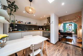 AUDERGHEM – We Invest biedt u dit charmante huis met 2 slaapkamers van 135 m² aan. Het huis is ideaal gelegen in de buurt van de prachtige wijk Rouge-Cloître, het openbaar vervoer, de grote snelwegen en alle voorzieningen, en ligt bovendien op slechts 2 minuten van het Zoniënwoud. Zo kunt u direct vanuit uw huis genieten van prachtige wandelingen midden in de natuur.<br />De woning bestaat uit een woonkamer, een eetkamer en een keuken op de begane grond, met de mogelijkheid voor 2 slaapkamers op de eerste verdieping, evenals een derde slaapkamer en een inrichtbare mezzanine op de bovenste verdieping. De gevel staat vermeld op de monumentenlijst, wat deze woning een uniek karakter en charme geeft.<br />Elektriciteitscertificaat niet conform<br />EPB: E-<br />Een prachtige kans die u niet mag missen!<br />Een woning die u onmiddellijk moet bezoeken!<br />Info en bezichtigingen: +32 2 315 51 71<br />Meer exclusieve aanbiedingen op: www.weinvest.be