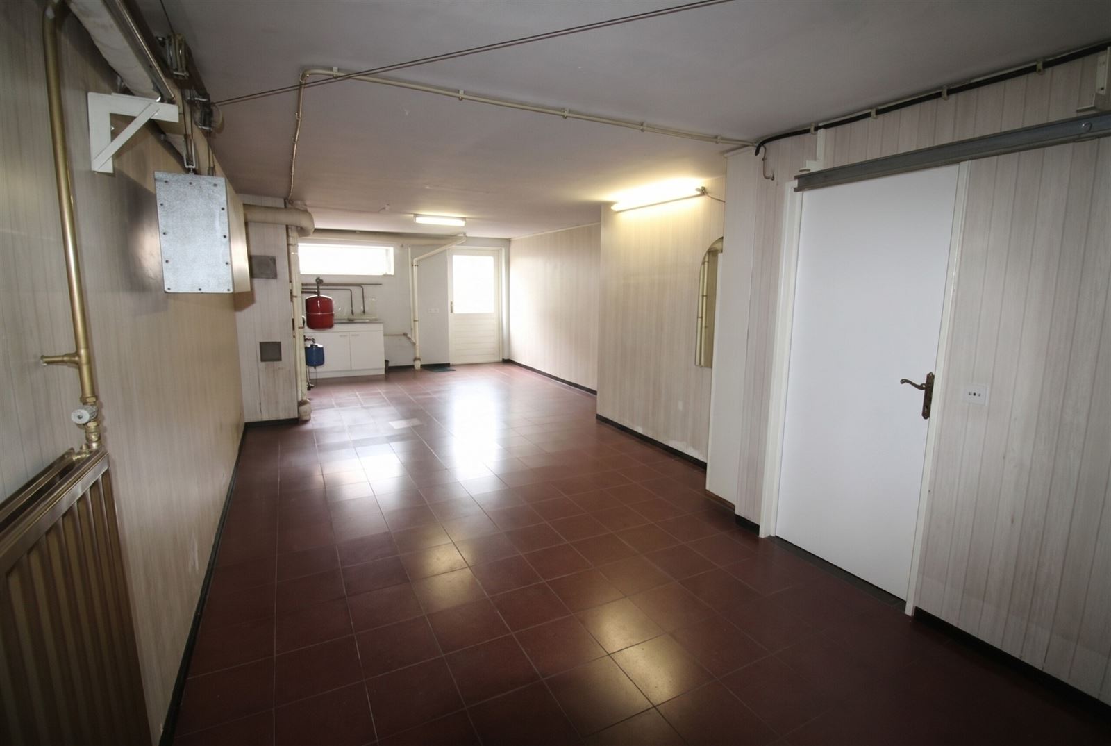 Te moderniseren étagewoning met grote garage, centraal gel - foto 4
