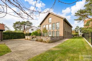 STATIGE, STRAKKE EN UITERST RUIME WONING/KANTOOR MET HOOGSTAANDE AFWERKING EN OOG VOOR DETAIL. VOORZIEN VAN 3 SLAAPKAMERS, RIANTE LEEFRUIMTES ÉN UNIEKE LANDSCAPE KANTOORRUIMTES OP RESIDENTIËLE DOCH GUNSTIGE LOCATIE!! Deze exclusieve woning omvat maar liefst +-400m² netto bewoonbare oppervlakte! Kenmerkend aan dit statige pand is de unieke voorgevel die bezet is met keramische kunst van Pieter Stockmans. Gelegen op een residentiële locatie in een rustige woonstraat doch op enkele minuten van het centrum van Genk!<br /><br />LIGGING:<br />De woning is gelegen in een rustige en aangename woonstraat. De centrale ligging biedt een vlotte bereikbaarheid van scholen, supermarkten en andere commerciële gelegenheden. Voor de commerciële functie van het pand zijn er ruim voldoende parkeervakken ter beschikking in de straat. Tevens is het Nationaal Park Hoge Kempen op slechts een steenworp.<br /><br />INDELING:<br />Gelijkvloers:<br />- Aangename ontvangstruimte – wasplaats – lichtrijke woonkamer met open keuken, voorzien van alle gemakken – slaapkamer 1 – slaapkamer 2 – slaapkamer 3 – badkamer -<br /><br />1ste Verdieping:<br />- Aangename, open en lichtrijke kantoorruimte van maar liefst 153m² met eigen keukengedeelte -<br /><br />2e verdieping:<br />- Prachtige mezzanine ingedeeld als bureel/kantoor van 90m² -  <br /><br />Kelder:<br />- De woning is voorzien van een uiterst ruime gietkelder van maar liefst 153m² -<br /><br />TUIN/GARAGE:<br />- Exclusieve woning gelegen in een discrete omgeving – de woning beschikt over een eigen garagegebouw – het perceel is volledig omheind en biedt een prachtig zuid gericht zonneterras –<br /><br />EXTRA TROEVEN:<br />- Topklasse woning in uitermate goede staat<br />- Energievriendelijke woning<br />- Technisch hoogstaande afwerking<br />- Voorzien van thuisbatterij<br />- 16 zonnepanelen aanwezig<br />- Lage verbruikskosten<br />- Handelshuis<br />- Voor de commerciële functie van het pand zijn er ruim voldoende parkeervakken ter beschikking in de straat<br />- Correcte prijsstelling<br /><br />EPC: 150kWh/m² met certificaatnummer: 20200115-0002236731-RES-1<br /><br />O-peil: niet overstromingsgevoelig gebied<br />P-score: A<br />G-score: A<br />Asbestattest in aanvraag<br /><br />Benieuwd naar dit exclusieve pand? Ons IDEALIS Team geeft U met plezier en steeds vrijblijvend de nodige informatie via e-mail , ter plaatse of op onze kantoren in Peer en Pelt.<br />Wenst U advies omtrent uw eigen woning? Graag plannen wij vrijblijvend met U een afspraak in om onze expertise met U te delen, steeds tot Uw dienst!!<br />Neem contact op met IDEALIS VASTGOED op 011/515 565 of mail naar info@idealisvastgoed.be!