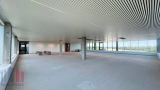 <strong>Instapklaar</strong> en hoogwaardig kantoor van <strong>457 m²</strong> gelegen op de vierde verdieping van het moderne kantoorgebouw <strong>“Square One”</strong> te Geel.<br />Dankzij de uitstekende ligging nabij de<strong> E313</strong> Antwerpen – Hasselt geniet uw onderneming van een vlotte verbinding richting Antwerpen, Leuven, Hasselt en de volledige Kempenregio. Ook het centrum van Geel bevindt zich op slechts enkele minuten rijden. Deze strategische locatie garandeert een optimale bereikbaarheid voor zowel medewerkers, klanten als bezoekers.<br /><br />De kantoorruimte straalt professionaliteit uit en biedt tegelijk een bijzonder aangename werkomgeving. De <strong>grote raampartijen</strong> zorgen voor een overvloed aan natuurlijk daglicht en bieden een rustgevend uitzicht op het <strong>omliggende groen</strong>. De moderne glazen kantoorwanden creëren een open en lichtrijk gevoel en versterken de dynamische uitstraling. Deze kantoorruimte strekt zich uit over een <strong>halve verdieping</strong> en biedt toegang tot een <strong>polyvalente ruimte</strong> op de eerste verdieping, perfect voor meetings, presentaties en diverse teamactiviteiten. Bovendien is het kantoor kwalitatief afgewerkt en uitgerust met onder andere dubbele beglazing.<br /><br />De stijlvolle inkomhal met <strong>twee liften</strong> zorgt meteen voor een professionele eerste indruk. Daarnaast beschikt de site over een gezellige gemeenschappelijke eet- en ontspanningsruimte waar medewerkers comfortabel kunnen lunchen, informeel vergaderen of klanten ontvangen in een aangename setting.<br /><br />Een <strong>sterke troef</strong> van dit kantoor is het uitstekende energieprestatiecertificaat (<strong>EPC A</strong>), wat garant staat voor een energiezuinige werkomgeving en lagere exploitatiekosten.<br /><br />Een absolute troef van Square One is de groene en ontspannende werkomgeving. Op de site bevinden zich een ruim aangelegde<strong> tuin</strong> en verschillende zonnige <strong>terrassen</strong> waar medewerkers kunnen genieten van een pauze in alle rust of kunnen overleggen in openlucht. Deze combinatie van moderne architectuur en groene buitenruimte zorgt voor een unieke werkbeleving.<br /><br />Er zijn <strong>18 parkeerplaatsen</strong> beschikbaar en er is mogelijkheid tot <strong>laadpalen</strong> voor elektrische voertuigen. Bovendien is het gebouw uitgerust met<strong> zonnepanelen</strong>, wat bijdraagt aan een duurzame en energie-efficiënte werkomgeving. Het kantoor is <strong>onmiddellijk beschikbaar!</strong><br /><br />Contacteer <strong>PANORAMA B2B</strong> voor bijkomende inlichtingen of een vrijblijvend plaatsbezoek bezoek: <strong>011.220.500</strong>