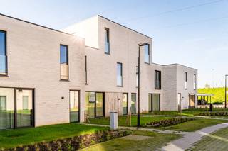 Laatste 3 woningen te koop!Energieneutrale nieuwbouwwoningen te koop vlak bij het centrum van Sint-Eloois-Vijve en op 5 min van centrum Waregem en de E17.De woningen hebben steeds 4 ruime slaapkamers en een privatieve tuin, carport en berging. Verder is er een mooie gemeenschappelijk tuin die onderhouden zal worden door de gemeente. De combinatie van warmtepomp, vierseizoensbeglazing en zonnepanelen zorgt ervoor dat deze woningen E-peil 0 hebben! TROEVEN- vrijstelling van onroerende voorheffing gedurende 5 jaar- geen energiekosten- ideale investering- onmiddellijk beschikbaar na akteContacteer ons op het nummer 056 605 605 of rob.vandaele@dewaele.com