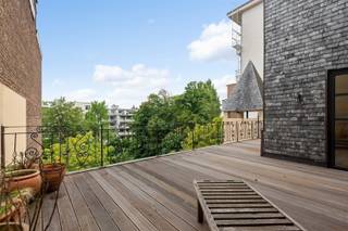 <p><span>BERCHEM - Albertpark: </span><span>Prachtig duplexappartement (ca 182m²) in herenwoning met 3 slaapkamers, bureau en zeer groot terras. Autostaanplaats mogelijk.</span></p><p><span> </span></p><p><span>BESCHRIJVING:</span></p><p><span>Duplexappartement omvattende de 3° en 4° verdieping van een prachtige herenwoning.</span></p><p><span> </span></p><p><span>3° Verd:</span></p><p><span>Inkomhal op mooie Bourgondische tegels. </span></p><p><span>Ingemaakte kasten.</span></p><p><span>Apart hangtoilet met handenwasser.</span></p><p><span>Ruime living (ca 46m²) op Bourgondische tegels, met zeer veel lichtinval. Open haard.</span></p><p><span>Toegang naar prachtig zonneterras (ca 34m²) op bankirai via grote schuiframen.</span></p><p><span>Volledig geïnstalleerde open keuken op Bourgondische tegels. Veel ingemaakte kasten, oven (ATAG), microgolfoven (ATAG), nieuwe inductiekookplaat, vaatwasser, dampkap, dubbele spoelbak en granieten werkblad. Aangebouwde granieten tafel.</span></p><p><span>De keuken geeft eveneens uit op het terras.</span></p><p><span>Slaapkamer/Bureau (ca 11m²) vooraan.</span></p><p><span>Aparte waskamer.</span></p><p><span>In de gemeenschappelijke inkomhal is tevens nog een bergkast aanwezig.</span></p><p><span> </span></p><p><span>4° Verd</span><span>:</span></p><p><span>Via een mooie trap met glazen treden bereiken we de bovenste verdieping, waar zich momenteel 2 slaapkamers bevinden, maar waar men er gemakkelijk 3 van kan maken.</span></p><p><span>Fitnessruimte op parket.</span></p><p><span>Masterbedroom (ca 22m²) achteraan, op parket, met grote schuiframen.</span></p><p><span>Gezellige badkamer met lichtkoepel, voorzien van hoekbad, aparte douchecel, dubbel lavabo in badkamermeubel, toilet en sierradiator.</span></p><p><span>Slaapkamer 2 (ca 15m²) op parket, eveneens achteraan gelegen. Inpandige douchekamer met douchecel, designlavabo en handdoekdroger, afgesloten van de kamer met schuifdeur.</span></p><p><span> </span></p><p><span>Kelder (ca 4,5m²)</span></p><p><span> </span></p><p><span>Autostaanplaats achteraan in tuin: 50.000 € (2° van rechts te beginnen)</span></p><p><span> </span></p><p><span>BIJZONDERHEDEN:</span></p><p><span>* Gemeenschappelijke kosten ca 350 €/maand (cv, water, lift, onderhoud, verzekering, syndicus)</span></p><p><span>* Ramen aluminium + dubbele beglazing</span></p><p><span>* Nieuwe cv hoogrendementsketel op gas</span></p><p><span>* Videofonie</span></p><p><span> </span></p><p><span>Uiterst gezellig appartement met veel lichtinval in uiterst residentieel gebouw.</span></p><p><span> </span></p>