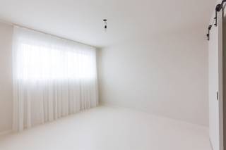 <p><span>Dit gerenoveerd appartement is goed gelegen op het Kiel in Antwerpen en combineert een praktische indeling met hedendaags wooncomfort. U geniet hier van een vlotte bereikbaarheid en de nabijheid van winkels, openbaar vervoer en andere voorzieningen.</span></p><p><span>U betreedt de woning via een ruime en lichtrijke leefruimte met open keuken, die zorgt voor een aangename en open woonbeleving. Verder beschikt het appartement over een afzonderlijk toilet, een zeer ruime hoofdslaapkamer en een tweede slaapkamer met ingebouwde berging, ideaal als extra opbergruimte of multifunctionele kamer.</span></p><p><span>De gebruikte materialen en afwerking zijn zorgvuldig gekozen en sluiten perfect aan bij de huidige woonnormen, waardoor dit appartement een comfortabele en instapklare woonoplossing biedt.</span></p><p><span>Het appartement is momenteel verhuurd, wat het meteen tot een interessante en zorgeloze investering maakt met een direct rendement.</span></p>