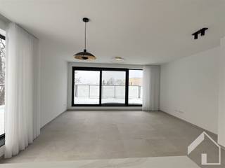 <p>Dit <strong>nieuwbouwappartement op de 2de verdieping</strong>, bereikbaar met de <strong>lift</strong>, combineert comfort, ruimte en moderne afwerking.</p><p>Bij het betreden van het appartement komt u in de <strong>inkomhal met ingemaakte vestiairekast</strong> en een <strong>apart gastentoilet</strong>.</p><p> </p><p>De lichtrijke <strong>leefruimte met open keuken</strong> vormt het hart van het appartement en geeft uit op een <strong>ruim, zuidgericht terras (14m²)</strong>, ideaal om volop van de zon te genieten. De keuken is praktisch ingericht en sluit naadloos aan bij de leefruimte.</p><p> </p><p>Verder beschikt het appartement over een <strong>wasplaats met ingemaakte kasten</strong>, wat zorgt voor extra opbergruimte.</p><p>De <strong>slaapkamer</strong> is voorzien van een <strong>aparte dressing</strong> en een <strong>ensuite badkamer</strong> met <strong>douche en lavabo met meubelkast</strong>.</p><p> </p><p><span><strong>Extra troeven</strong>:</span></p><p><span>    •    Ruim <strong>zuidgericht terras</strong></span></p><p>    •    <strong>Gordijnen</strong> inbegrepen</p><p><span>    •    <strong>Ondergrondse autostaanplaats</strong></span></p><p><span>    •    <strong>Privatieve kelderberging</strong></span></p><p>    •    Energiezuinig nieuwbouwappartement</p><p>    •    Lift aanwezig in het gebouw</p><p> </p><p><span>De <strong>vaste maandelijkse kosten bedragen €150 (inclusief voorschotten vloerverwarming/koeling + water).</strong></span></p><p> </p><p><span>Voor meer informatie of bezoek: 03 645 0 645.</span></p>