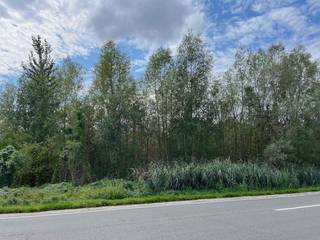 Een perceel bouwgrond voor open bebouwing en gelegen op 9a 92ca met een straatbreedte van 18,09m. Het perceel is gelegen in woongebied met...