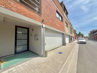 Deze SUPER UNIEKE en toffe bel-etage (BJ 2012) ligt op een goede locatie aan het centrum van Assenede met de invalswegen vlakbij! De absolute troef van de woning is, naast een enorme bewoonbare oppervlakte van 227m2, het aangename ruime dakterras dat een 360 graden uitzicht biedt op de kerktoren van Assenede en uiteraard de prachtige achterliggende velden! Hier kan u ALTIJD genieten ! Er is een ideale combinatie van een leuke lichtrijke setting met praktische volwaardige binnenruimtes EN steeds het prachtige uitzicht. In totaal zijn er 4 slaapkamers aanwezig en meer dan voldoende berging. In de lichtrijke ruime leefruimte heeft u een leuke verbinding met de moderne geïnstalleerde keuken en nog een extra terras vooraan. Als extra is er een dubbele inpandige garage en de UITSTEKENDE EPCscore van 130 kWh/m2/jaar (EPC LABEL B) ! Er is een recente CV-ketel op aardgas (2023) + een waterontharder aanwezig.<br /><br />Indeling: <br />- Benedenverdieping: zeer ruime multifunctionele ruimte, apart toilet, slaapkamer 1 en en slaapkamer 2; <br />- Gelijkvloers : dubbele inpandige garage, apart toilet en slaapkamer 3 + tijdloze badkamer met bad & douche;<br />- 2de verdieping: ruime open leefruimte met geïnstalleerde keuken, berging/technische ruimte, terras vooraan + de trap naar het schitterende volledige dakterras! <br /><br />Meer info of een bezoek? Bel WIJSvastgoed op +32 9 395 80 10 !