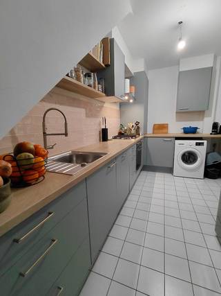 - 81 m² woonoppervlakte<br />- Gelegen op de 4de verdieping<br />- Personenlift aanwezig<br />- 2 slaapkamers<br />- Ruime en lichtrijke leefruimte<br />- Vernieuwde keuken (2021)<br />- Vernieuwde condensatieketel (2021)<br />- Apart toilet<br />- Privatieve kelderberging van ca. 4 m²<br />- Gedeelde autostaanplaats naast het gebouw<br />- EPC D (dicht bij label C)<br />- Uitstekende ligging nabij Park Spoor Noord, het Eilandje en Antwerpen-Centraal (Mobiscore: 9.6)<br /><br />Prijs appartement: €255 000<br />Prijs gedeelde autostaanplaats: €20 000<br /><br />De ligging is een absoluut pluspunt. Op enkele minuten wandelen of fietsen bereik je geliefde hotspots en plekken zoals Lina's, Graan, Viggo's, Park Spoor Noord, het Eilandje, Antwerpen-Centraal en Borgerhout. Hierdoor combineer je een levendige stadsomgeving met een uitstekende bereikbaarheid (trein, tram, bus, Vélo, ... aanwezig).<br /><br />Het appartement verwelkomt je met een ruime en lichtrijke leefruimte waar grote raampartijen zorgen voor een aangenaam open gevoel. De vernieuwde keuken (2021) is praktisch ingericht en uitgerust met een oven, gasfornuis, vaatwasser en aansluiting voor een wasmachine. Verder beschikt het appartement over een functionele badkamer en een apart toilet.<br /><br />Er zijn twee slaapkamers aanwezig: een ruime master bedroom en een tweede kamer die perfect dienst kan doen als kinderkamer, logeerkamer of thuisbureau.<br /><br />Extra bergruimte vind je in de privatieve kelderberging van ongeveer 4 m². Daarnaast is er een gedeelde autostaanplaats aansluitend aan het appartementsgebouw, een waardevolle troef in deze buurt.