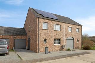 Deze moderne en instapklare woning, gebouwd in 2012, is gelegen op een gunstige locatie vlakbij het centrum van Lubbeek en combineert comfort, energiezuinigheid en een prachtig vergezicht. Met een uitstekende EPC-score A is deze woning volledig klaar voor de toekomst en bijzonder energiezuinig dankzij de aanwezigheid van zonnepanelen, airconditioning en centrale verwarming op gas, wat zorgt voor een aangenaam binnenklimaat in elk seizoen. <br /><br />De woning bevindt zich op een perceel van 2a85ca en geniet van een mooi open zicht, wat zorgt voor een extra gevoel van ruimte en rust. Binnenin beschikt de woning over een lichtrijke leefruimte en een volledig uitgeruste keuken, aangevuld met drie volwaardige slaapkamers en twee badkamers, wat ze uitermate geschikt maakt voor gezinnen of wie extra comfort wenst. Verder zijn er een garage en oprit aanwezig, waardoor er voldoende parkeermogelijkheden zijn. Er is tevens een heel ruime zolder die nog verder afgewerkt kan worden. <br /><br />Dankzij de combinatie van een rustige ligging en de nabijheid van het centrum, met winkels, scholen en openbaar vervoer op korte afstand, is dit een ideale woning voor wie zorgeloos en comfortabel wil wonen.