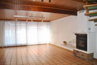 Dit lichtrijk appartement is gelegen nabij het centrum van Wevelgem.<br /><br />Dit appartement bevindt zich in een klein appartementsgebouw. We komen binnen via de hal met berging en apart toilet. De aangename, lichtrijke living aan de straatzijde is heel ruim en heeft een aansluitende keuken. Er is tevens voorziening voor een vaatwas- of wasmachine. De living is extra gezellig door de vloerverwarming en de houtcassette.<br />Via de draaitrap in de living bereikt men de 2e verdieping waar 2 ruime slaapkamers aanwezig zijn. Er is eveneens een badkamer met lavabo, douche en toilet. <br /><br />Onder het dak is er nog een slaapkamer en zolderruimte.<br />Bij dit appartement horen een aparte gemeenschappelijke fietsenberging en een gemeenschappelijke garage die gedeeld worden met de buur. Er is dus een staanplaats voor 1 wagen.<br /><br />Op een boogscheut vinden we het centrum van Wevelgem, aansluiting naar A19/E403/ring Kortrijk en verschillende winkels. Openbaar vervoer in de straat.<br />Geen vaste maandelijkse kosten!<br />Huisdieren zijn niet toegelaten.