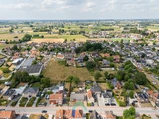 Renovatierapport beschikbaar op aanvraag!<br /><br />Ligging<br />Deze alleenstaande woning op een perceel van net geen 1.000 m2 ligt in het centrum van het rustige Dentergem. Zowel lagere school, bakker en slager zijn op een steenworp verwijderd van de woning. De woning is aan renovatie toe, maar geniet van enkele troeven waaronder de lichtinval, ruime leefruimte en de rustige ligging.<br /><br />Indeling<br />We komen de woning binnen via de ruime inkomhal die toegang geeft tot alle leefgedeelten. Als eerste kunnen we de ruime leefruimte betreden. Deze geniet van veel natuurlijke lichtinval door de raampartijen vooraan, achteraan én aan de zijkant. Van hieruit kan je genieten van het zicht op de gezellige tuin. Vanuit de leefruimte kan je via de gang naar de keuken. Deze heeft ook plaats om een eettafel te plaatsen waardoor je opnieuw zicht hebt op de tuin. Mits het uitbreken van een muur kan je de leefruimte en keuken makkelijk verbinden met mekaar. Alles is voorzien op de gelijkvloerse verdieping. Zo zijn er nog 3 slaapkamers terug te vinden en is er een vernieuwde badkamer met inloopdouche, toilet en lavabo. Vervolgens is er ook een vaste trap om de zolder te betreden. Deze kan nog afgewerkt worden naar eigen smaak. Tenslotte is er nog een praktische kelder die kan dienen als extra bergruimte.<br /><br />Exterieur<br />De tuin is gecompartimenteerd in verschillende ruimtes. Zo is er een ruime voortuin met oprit om de garage te bereiken. Naast de garage is er een praktische berging waar onder andere de stookolieketel staat. Daarnaast zijn er nog twee tuinhuisjes terug te vinden. Verder is er een terras die aansluit op de leefruimte en die verder loopt in een gazon. Tenslotte is er daarachter nog een mooie boom die charme geeft aan de tuin en een plaats waar vroeger de moestuin was. Achter het perceel ligt een onbebouwde zone waardoor de rust gegarandeerd is achteraan.<br /><br />Troeven<br />* Rustige, residentiële ligging<br />* Mooie, gezellige tuin<br />* Unieke indeling<br /><br />Wil jij graag een bezoek brengen aan deze aangename woning? Aarzel dan niet en contacteer Mathieu om jouw bezoek vast te leggen!<br /><br />T: 0479 63 53 01<br />M: mathieu@gentill.be