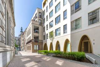 Exclusieve penthouse van 300m2 gelegen in het prestigieuze project De Dams, gelegen in het hartje van Antwerpen. Het eigendom biedt een...