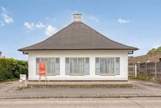 <p><span>Ruime te renoveren villa (356m² bewoonbare opp) op rustige ligging.</span></p><p><span> </span></p><p><span>INDELING</span></p><p><span> </span></p><p><span>Je komt de te renoveren woning binnen langs een ruime inkomhal met gastentoilet.</span></p><p><span>Vooraan de woning heb je een aangename living. Verder is er een grote berging en meerdere kleinere bergingen en zijn er 3 kamers en 2 badkamers.</span></p><p><span>Achteraan het gelijkvloers heb je een zeer ruime leefkeuken met zicht op de tuin.</span></p><p><span>Op de verdieping is er nog een kamer en een ruime zolder waar nog extra kamers kunnen gemaakt worden.</span></p><p><span>Achteraan de woning zijn er 2 ruime losstaande garages en grote tuinberging.</span></p><p><span>Helemaal achteraan het perceel is er grote houten chalet die vroeger dienst deed als burelen. (is een apart kadastraal nummer)</span></p><p><span>Deze ruimte is ideaal om wonen en werken te combineren.</span></p><p><span> </span></p><p><span>LIGGING</span></p><p><span> </span></p><p><span>Rustig gelegen, maar met snelle aansluiting naar de N60.</span></p><p><span>Op fietsafstand van centrum Oudenaarde.</span></p><p><span> </span></p><p><span>TECHINSCH</span></p><p><span>Airco aanwezig.</span></p><p><span>De spouwmuren zijn opgespoten met isomo.</span></p><p><span> </span></p><p><span>PRAKTISCH</span></p><p><span> </span></p><p><span>Voor meer info en/of het maken van een afspraak bel Eefje van Immo D'hondt 0498 88 88 89 of mail eefje@immodhondt.be</span></p>