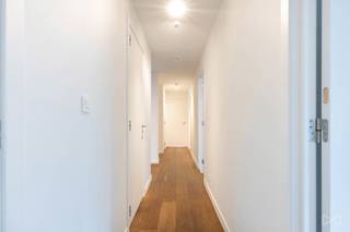 Op een toplocatie langs het kanaal, recht tegenover Tour & Taxis, bevindt zich dit stijlvolle en recente appartement (bouwjaar 2018) op de 2de verdieping. Vanuit het appartement geniet u van een prachtig open zicht over het water, terwijl u tegelijk vlakbij parken, gezellige horeca en vlotte verbindingen naar het centrum woont.<br /><br />Het appartement beschikt over een lichtrijke leefruimte met massieve parketvloeren die doorlopen in de hal en de drie volwaardige slaapkamers. Aansluitend bevindt zich een ruim westgericht terras van 28 m², ideaal om te genieten van de avondzon en het uitzicht op het kanaal.<br /><br />De open, volledig uitgeruste keuken is voorzien van kwalitatieve Siemens-toestellen, waaronder een inductiekookplaat, en sluit naadloos aan op de leefruimte.<br />Verder omvat het appartement drie volwaardige slaapkamers, een volledig betegelde badkamer en een aparte doucheruimte. Dankzij het ventilatiesysteem D en het gunstige PEB B-label geniet u van een energiezuinige en comfortabele woonomgeving. <br /><br />Een autostaanplaats is inbegrepen in de huurprijs. Daarnaast geldt een maandelijkse provisie van €120, inclusief gas. Elektriciteit en water zijn apart ten laste van de huurder.<br />Kortom, een modern en energiezuinig appartement op een uitstekende locatie in Brussel, waar ruimte, comfort en een uniek uitzicht samenkomen.<br /><br />Interesse? Neem contact met ons op voor meer informatie of een bezoek ter plaatse.