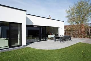 <p><span>EXCLUSIEF: Comfortabel wonen IN STIJL, denkt u aan een grote penthouse, maar wil u wonen in een rustige groene omgeving, bekijk deze exclusieve GELIJKVLOERSE villa!</span></p><p><span>Knappe energiezuinige moderne gelijkvloerse woonst + BIJGEBOUW in een aangename omgeving te Halle-Zoersel. </span></p><p><span>Luxueus wonen op de begane grond op ca 223m² met extra bijgebouw van 75m² als polyvalente ruimte, woon/werk situatie, zorgwoning,...</span></p><p><span>Dit eigendom is gelegen op een mooi stukje grond, opgeleverd in 2024, dus als nieuw, waarvan volledig het gelijkvloers is ingedeeld met inkomhal, toegang via smeedijzeren tussendeur naar de lichte leefruimte met uitzicht op de tuin en een open luxueuze ingerichte keuken met alle nodige inbouw toestellen, eveneens een dubbele vaatwasser, inductievuur, heteluchtoven, bordenverwarmer, 20m werkblad enz. Verder een ruime berging en wasplaats met technieken en aansluiting wasmachine/droogkast.</span></p><p><span>Groot schuifraam die toegang geeft tot het terras, aangelegde tuin met haag, grasrobot, volledig omheind en afgesloten met een automatische poort. </span></p><p><span>Alles is mooi afgewerkt van hoogstaande kwaliteit, opvallend zijn de plafondhoge glazen tussendeuren, ingemaakte kasten, mooie raamdecoratie, inbouwspots,... </span></p><p><span>Masterbedroom met dressing, automatische screens en ensuite badkamer met grote inloopdouche, lavabo, toilet,... deze slaapkamer heeft een schuifraam naar een open buitenruimte met privacy.</span></p><p><span>Verder op de riante nachthal is er een tweede en derde slaapkamer, waarvan 1 kamer vorzien is van een ingebouwd bureelmeubel, Er is een tweede badkamer met lavabo, douche en toilet. De slaapkamers en leefruimte zijn voorzien van airco via Daikin warmtepompsysteem (warm-koud).</span></p><p><span>Luxueuze afwerking met duurzame materialen, 16 zonnepanelen, HR TOP ketel op gas - vloerverwarming (hybride voorzieningen aanwezig), grote tegelvloer, HR+ beglazing in aluminium, stofzuigersysteem, alarmsysteem en CO² melder, gevelbepleistering Consteca, regenwaterput, E-peil 7!</span></p><p><span>Bijgebouw met overdekt terras, ideaal voor de laatste avondzon, 1 grote sectionaal poort met toegang tot een ruimte voor 2 wagens en een bijkomende polyvalente ruimte met groot raam naar de tuin, er zijn voorzieningen voor het inrichten tot kantoor/praktijkruimte, extra woonst,... momenteel in gebruik als fitness ruimte, er is drijfkracht in het bijgebouw.</span></p><p><span>Er is een vergunning voor het plaatsen van een zwembad.</span></p><p><span>Rustig gelegen met een goede verbinding naar uitvalswegen, in de omgeving van mooie fiets- en wandelroutes en nabij het dorp van Halle.</span></p><p><span>Instapklaar, prima onderhouden, contacteer ons voor bijkomende info en plan een bezoek!</span></p><p><span> </span></p><p><span> </span></p>