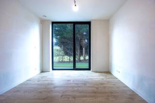 Appartement met hoogstaande afwerking op een topligging vlakbij de zee!Omschrijving:inkomhal, berging, afzonderlijk toilet, badkamer met inloopdouche...