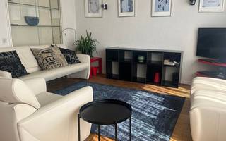 Volledig gemeubeld appartement po 2de verdieping. Residentiële buurt met openbaar vervoer op wandelafstand.Grote living met parket - slaapkamer voor...