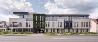 <p><strong>APPARTEMENT 1.4 — COMFORTABEL WONEN, GENIETEN VAN DE AVONDZON</strong></p>
<p>De werkdag achter u laten, de terrasdeur openen en nog even genieten van de zon. Appartement 1.4 combineert 94 m² woonruimte met twee slaapkamers en 2 terrassen: Een westelijk georiënteerd terras van 19,50 m² dat zich uitstrekt over de volledige breedte van de leefruimte: plaats om buiten te eten, een boek te lezen of vrienden te ontvangen. Aanvullend nog een kleiner balkon aan een slaapkamer van 2,80m² met daar de ochtendzon.</p>
<p>Binnen vormen de keuken, eetkamer en zithoek een aangenaam geheel. Grote raampartijen verbinden de leefruimte met het terras en brengen het buitenleven dichtbij. Zo krijgt ook een gewone doordeweekse avond iets om naar uit te kijken.</p>
<p>Twee volwaardige slaapkamers bieden ruimte voor uzelf en voor gasten, of voor een afzonderlijk bureau. De badkamer wordt naar uw wensen ingericht, met een ligbad of een grote inloopdouche. Een apart toilet en een ruime berging met wasplaats maken de praktische indeling compleet.</p>
<p>Ook voor wie wil investeren, heeft dit appartement sterke troeven: een overzichtelijke oppervlakte, twee slaapkamers en een royaal terras. Een combinatie die uiteenlopende huurders kan aanspreken.</p>
<p>Een fijne thuis voor uzelf, of een doordachte vastgoedinvestering met oog voor wooncomfort.</p>
<p><strong>RESIDENTIE MANDARIN — RUIMTE OM THUIS TE KOMEN</strong></p>
<p>Aan de Tilburgseweg in Poppel verrijst een kleinschalige residentie met 13 appartementen van 93 tot 185 m². De werken starten naar verwachting in het voorjaar van 2027.</p>
<p>Mandarin biedt een gevarieerd aanbod met twee of drie slaapkamers, private tuinen bij de gelijkvloerse appartementen en rechtstreekse lifttoegang bij de dakappartementen. Elk appartement beschikt over een royaal leefterras van 17,6 tot 67,5 m². Ruimte voor vrienden rond de tafel, een ontspannen namiddag en lange zomeravonden.</p>
<p><strong>UW SMAAK, UW THUIS</strong></p>
<p>Een keuken waarin u graag kookt. Een vloer die rust brengt. Materialen en kleuren die bij u passen. U kiest de binnenafwerking binnen de voorziene budgetten en geeft uw nieuwe thuis zo een persoonlijk karakter.</p>
<p>Elk BEN-appartement wordt uitgerust met een individuele warmtepomp, een eigen installatie zonnepanelen, vloerverwarming én vloerkoeling. Samen zorgen deze technieken voor een energiezuinige woning en een aangenaam binnenklimaat.</p>
<p><strong>ONTDEK ONZE LANCERINGSPRIJZEN</strong></p>
<p>De appartementen in residentie Mandarin starten vanaf € 320.000, exclusief autostaanplaats, berging en kosten. Contacteer ons voor de prijs en een volledige berekening van appartement 0.1.</p>
<p>Ondergrondse autostaanplaatsen zijn bij aan te kopen vanaf € 26.000. Ze zijn minstens 2,75 meter breed en voorzien van basisinfrastructuur voor elektrisch laden. Kelderbergingen starten vanaf € 3.000 voor ruim 6 m², met grotere mogelijkheden tot ruim 15 m².</p>
<p>Onder de toepasselijke voorwaarden is aankoop aan het verlaagde btw-tarief van 6% mogelijk, zowel voor eigen bewoning als voor langdurige verhuur. Wij lichten graag toe welke mogelijkheden op uw situatie van toepassing zijn.</p>
<p><strong>BOUWEN OP VERTROUWEN</strong></p>
<p>De promotor werkt samen met betrouwbare partners uit onze regio en besteedt aandacht aan architectuur, duurzaamheid en dagelijks comfort. U koopt een volledig afgewerkt appartement met de bescherming van de Wet Breyne.</p>
<p>Meer informatie: www.deboerenpartners.be/wet-breyne.</p>
<p>Ziet u zichzelf hier thuiskomen? Contacteer ons voor de plannen, een persoonlijke toelichting en een gedetailleerde prijsberekening.</p>