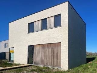 Welkom op onze Inspiratiedag | 31 mei van 14-17 uur

Deze moderne woning bouwen we op de nieuwe verkaveling "Het Molenhof" in Koolskamp, deelgemeente van Ardooie. Je vindt deze nieuwe woonbuurt tussen de Diksmuidse Boterweg en de Steenstraat. Je woont er in een rustige, aangename omgeving vlak bij het centrum, op 500 meter van het Dorpsplein met winkels, scholen, horecazaken en openbaar vervoer. De middelbare school H. Kindsheid ligt op 3 à 4 km. Via het op- en afrittencomplex E403 geniet je van een vlotte verbinding.

Deze energiezuinige, moderne woning beschikt over: een inkomhal met toilet, een woon- en eetkamer met aansluitend een open keuken met veel lichtinval, een inpandige garage met berging, 4 slaapkamers, een functionele badkamer, afzonderlijk toilet boven en een (technische) berging. Het gebruik van een warmtepomp in combinatie met vloerverwarming zorgt ervoor dat jouw toekomstige energiefactuur onder controle blijft (E30). Je kiest zelf de afwerkingsmaterialen voor keuken, badkamer, vloeren en binnendeuren. Zo kan je precies wonen zoals jij het zelf wilt. 

Een kijkje nemen? Je vindt de ingang van de verkaveling ter hoogte van Steenstraat 27B. 