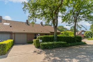 <p><strong>Charmante halfopen bebouwing met prachtig aangelegde zuidwesttuin in rustige verkaveling</strong><span></span></p>
<p><br />Welkom in deze verzorgde halfopen bebouwing, rustig gelegen in een doodlopende straat in een aangename verkaveling net buiten het centrum van Turnhout. Hier geniet u van een rustige woonomgeving met alle voorzieningen, scholen en invalswegen binnen handbereik.</p>
<p><br />De woning biedt een bewoonbare oppervlakte van <strong>218 m²</strong> op een perceel van <strong>614 m²</strong> en combineert ruimte, comfort en energiezuinig wonen.</p>
<p><br />De lichtrijke woonkamer straalt warmte uit dankzij de parketvloer en de gezellige gaskachel. Aansluitend bevindt zich de open, volledig uitgeruste keuken met alle nodige toestellen. Verder beschikt de woning over een praktische bijkeuken/wasruimte en een koele berging.</p>
<p><br />Op het gelijkvloers vindt u één volwaardige slaapkamers en een moderne badkamer, uitgerust met een ruime douche en een eigentijdse afwerking. Op de eerste verdieping bevinden zich de overige 2 slaapkamers, de 4e kamer die momenteel dienst doet als bergruimte en een apart toilet.</p>
<p><br />Buiten is het volop genieten in de <strong>fraai aangelegde, zuidwestgerichte tuin</strong>. Dankzij de doordachte inrichting en het ontbreken van inkijk vormt deze tuin een bijzonder gezellige en private plek om te ontspannen.</p>
<p><br />Extra troeven:</p>
<ul>
<li>Rustige ligging in een doodlopende straat</li>
<li>Moderne badkamer met douche</li>
<li>Open, volledig uitgeruste keuken</li>
<li>Praktische bijkeuken/wasruimte en koele berging</li>
<li>Grote garage</li>
<li>Zuidwestgerichte, prachtig aangelegde tuin</li>
<li><strong>EPC-label B</strong></li>
<li>Zonnepanelen</li>
<li>Verwarming op aardgas</li>
</ul>
<p><br />Bent u op zoek naar een instapklare gezinswoning met veel ruimte, een uitstekende energiescore en een prachtige tuin op een rustige locatie? Dan is deze woning absoluut een bezoek waard. Neem vandaag nog contact op voor een bezichtiging.</p>