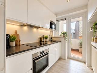 Ontdek dit modern 1-slaapkamer appartement, perfect gelegen in het hart van de gewilde woonwijk Eksterlaar in Deurne Zuid. Dit comfortabele verblijf bevindt zich op de 2de verdieping van een charmant gebouw zonder lift. Dit appartement biedt een uitstekende combinatie van ruimte, licht en hedendaags comfort. De grote ramen in de leefruimte zorgen voor veel natuurlijk licht, terwijl het terras een ontspannende plek biedt om te genieten van de frisse lucht. De leefruimte (ca.20m2) baadt in natuurlijk zonlicht dankzij de grote raampartijen die op het zuiden gericht zijn. De keuken (ca.8m2) is voorzien van moderne apparatuur, waaronder een oven, microgolf, elektrisch vuur, dampkap, ijskast met vriezer en vaatwasser. Een ruime en sfeervolle slaapkamer (15m2), ontworpen voor optimaal comfort en rust. De aansluitende badkamer (8m2) biedt luxe en functionaliteit met zowel een ligbad als een douche. Aparte berging voorzien van ruimte voor een wasmachine en droogkast. Apart toilet. Appartement heeft aparte meters voor gas- en elektriciteitsvoorzieningen en een gemeenschappelijke water. In slaapkamer is er ook Airco voorzien.