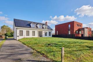 Hier bevinden we ons in 1 van de mooiste lanen van Leopoldsburg, vlakbij de natuur.Deze villa werd recent vernieuwd en is technisch volledig in orde...