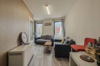 Ben je op zoek naar een compacte woning om volledig naar eigen smaak in te richten, of zoek je een slim investeringspand? Deze woning vlak naast het historische Groot Begijnhof Sint‑Elisabeth biedt enorm veel potentieel! Je woont hier rustig en groen, maar met het station Gent‑Dampoort, winkels en openbaar vervoer op wandelafstand.<br /><br /><strong>De indeling & troeven:</strong>
<ul>
<li>Aparte inkomhal</li>
<li>Gezellige leefruimte met keuken</li>
<li>Badkamer en toilet</li>
<li>1 slaapkamer</li>
<li>Grote troef: Een multifunctionele garage/magazijn (voormalige woonruimte) die eenvoudig kan worden omgevormd tot een extra grote woonkamer, hobbyruimte of opslagplaats.</li>
<li>Voormalige tuin, momenteel ingericht als handige extra berging.</li>
</ul>
<br />Zie jij de mogelijkheden van dit pand? Plan vandaag nog je bezoek! 📞 0465 08 41 48 | ✉️ kubra@ocvastgoed.be<br /><br />Elektriciteit niet- conform <br />EPC: F-label, energiescore 1053 kWh/m2jaar - <strong>renovatieverplichting</strong><br />Bruto vloeroppervlakte: 60 m² - Perceeloppervlakte: 42 m²<br />Het perceel te Gent, afdeling 1, sectie D met perceelnummer 44804D0130/00N004 bevindt zich niet in een risicozone voor overstromingen. P-score D, G-score onbekend. <br />Stedenbouwkundige inlichtingen: woongebieden, Vastgestelde archeologische zone, vergunningen, geen verkavelingsvergunning, geen rechterlijke herstelmaatregel of bestuurlijke maatregel opgelegd, voorkooprecht. <br />Geen risicozone voor overstromingen, P-score A, G-score A