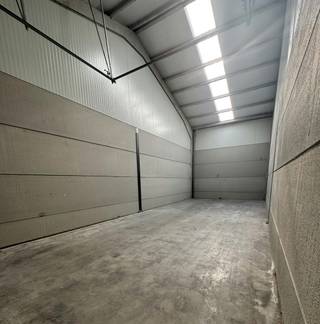 90 m² warehouse for rent in Middelkerke, located on the Oostendelaan. Activity:SME zone for local traders - ideal for storage and...