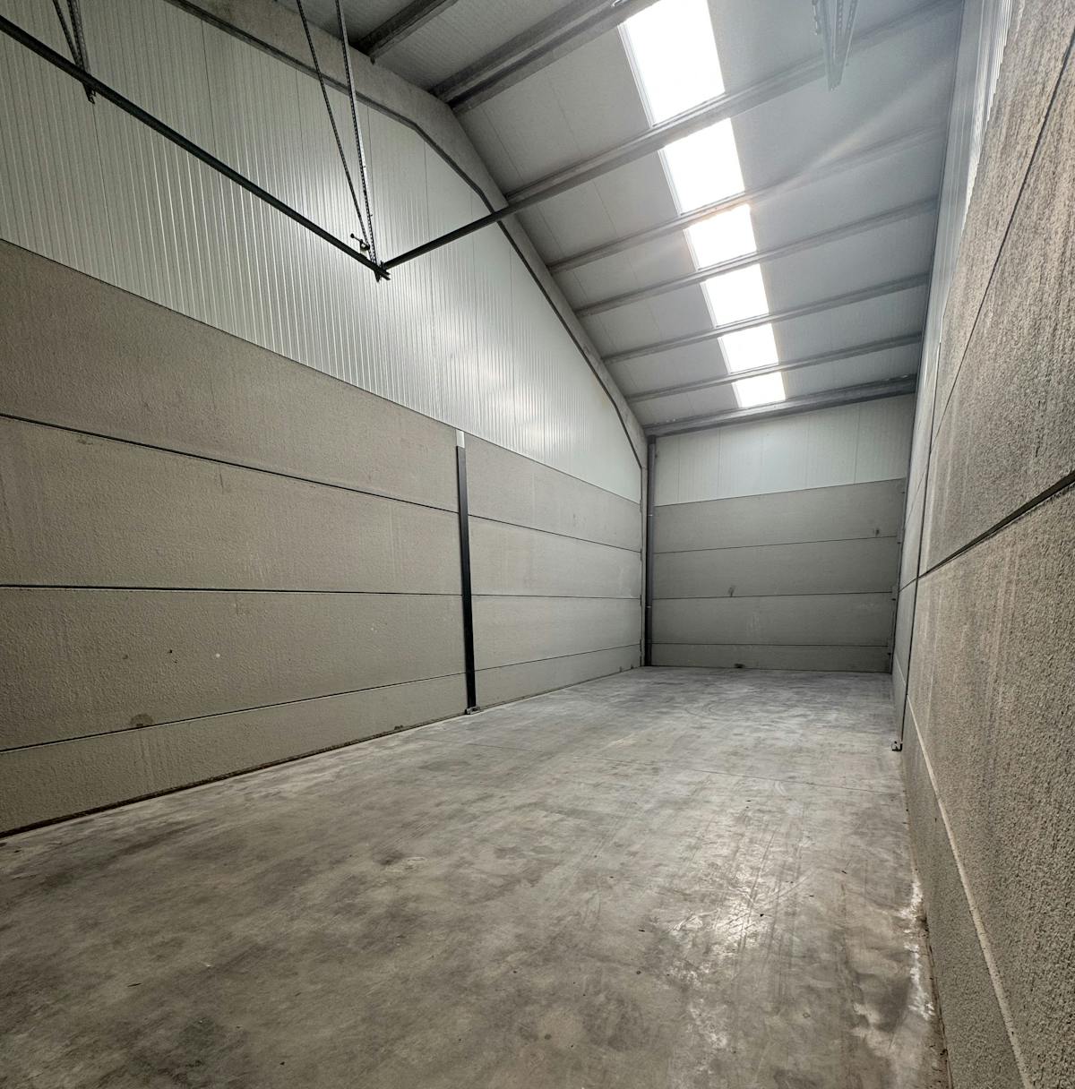 Centrally located warehouse for rent (90 m²) in Middelkerke - photo 1