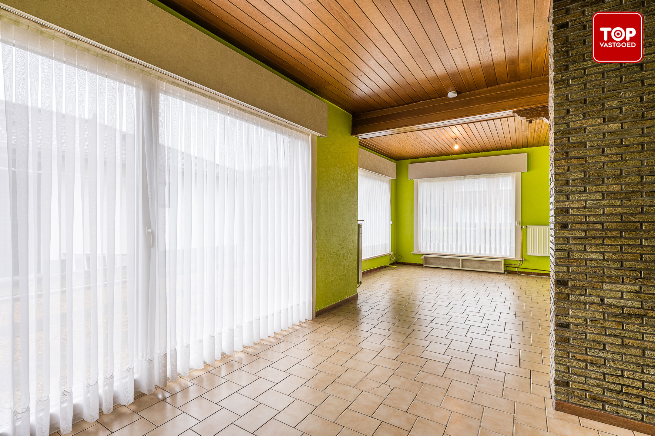 Op te frissen half open bebouwing met 3 slaapkamers, tuin en garage.  - foto 4