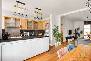 <p><span>Deze verrassend ruime eengezinswoning biedt een waaier aan mogelijkheden. Op het gelijkvloers beschikt u over een indrukwekkende inpandige garage met plaats voor twee wagens en een mooie plafondhoogte, die zich leent tot diverse invullingen. Achter de garage bevindt zich een ruime kamer, momenteel ingericht als bureau, maar even goed bruikbaar als gelijkvloerse slaapkamer of volwaardig thuiskantoor. De eerste verdieping werd recent gerenoveerd en omvat een lichtrijke leefruimte met open keuken. De open indeling versterkt het ruimtegevoel en sluit naadloos aan op de ruime veranda, die u volledig naar eigen smaak kunt benutten. Op deze verdieping is tevens een praktische wasplaats voorzien. De bovenverdieping herbergt drie volwaardige slaapkamers en een badkamer. Achteraan de woning bevindt zich een gezellig terras, ideaal om in alle rust van de buitenlucht te genieten. Het uitzonderlijk brede perceel vormt een absolute troef. Naast de woning is er overvloedige (parkeer)ruimte, terwijl achteraan een dubbele garage werd voorzien, perfect geschikt als atelier of extra opslag. Bovendien biedt de perceelbreedte diverse ontwikkelingsmogelijkheden: van het opdelen in twee bijkomende bouwgronden voor eengezinswoningen tot het realiseren van een project met een meergezinswoning, dankzij de extra breedte van 13 meter naast de bestaande woning. Deze eigendom is ideaal voor gezinnen die ruimte wensen, voor wie wonen en werken wil combineren of voor investeerders met projectambities.</span></p><p><span> </span></p>