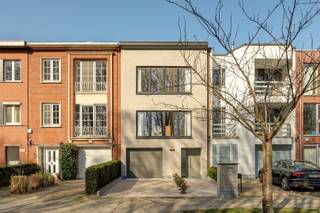 <p><span>WILRIJK - Oosterveld: Spoorweglaan 231:</span><span> Instapklare en technisch hoogwaardig uitgeruste woning met garage, ruim magazijn en domotica. EPC-label A.</span></p><p><span>Deze volledig gerenoveerde woning (2017) combineert hedendaags wooncomfort met een bijzonder uitgebreide technische uitrusting. </span></p><p><span>De woning beschikt over een garage met oprit, een ruim magazijn, domotica, ventilatiesysteem D+ en een doorgedreven beveiligingssysteem. Dankzij de kwalitatieve renovatie, goede isolatie en performante installaties betreft dit een energiezuinige en volledig instapklare woning. Bovendien leent het pand zich uitstekend voor een combinatie van wonen en werken of voor een vrij beroep.</span></p><p><span>BESCHRIJVING:</span></p><p><span>Via de vernieuwde voorgevel met stijlvolle steenstripafwerking en de oprit in polybeton bereikt u de woning. </span></p><p><span>De garage met sectionaalpoort geeft toegang tot een ruime magazijn- of opslagruimte. Deze polyvalente ruimte biedt tal van mogelijkheden en kan perfect dienst doen als opslagplaats, atelier, hobbyruimte, werkruimte voor zelfstandigen of extra stockage voor een onderneming. De ruimte is technisch sterk uitgerust en voorzien van camerabewaking, geïntegreerd in het aanwezige alarmsysteem, evenals een beveiligingsdeur, wat zorgt voor een hoog veiligheidsniveau.</span></p><p><span>Op het gelijkvloers bevindt zich de inkomhal met vestiaire, een praktische berging met lavabo en aansluitingen voor wasmachine en droogkast. Deze verdieping is afgewerkt met een moderne gietvloer en beschikt eveneens over camerabewaking en een alarmsysteem. Daarnaast zijn er een waterontharder en een drukverhogingspomp geïnstalleerd.</span></p><p><span>De eerste verdieping vormt het leefgedeelte van de woning. De lichtrijke woonkamer op parket geniet van een aangenaam groen uitzicht zonder directe overburen. De open keuken is volledig uitgerust met kwalitatieve Siemens-toestellen, waaronder een inductiekookplaat, combi-microgolf, stoomoven, koelkast en dampkap. Het werkblad en de afwerking zijn uitgevoerd in duurzaam composiet. Op deze verdieping bevinden zich tevens een gastentoilet en toegang tot het terras.</span></p><p><span>De tweede verdieping omvat twee slaapkamers op parket, beide voorzien van ingemaakte kasten, en een badkamer. De badkamer is stijlvol afgewerkt met hoogwaardige Dornbracht-kranen, een regendouche, ligbad met watervalkraan en een elegante glazen afwerking.</span></p><p><span>De woning is bovendien uitgerust met onder meer Niko Home Control domotica, ventilatiesysteem D+, een ATAG condensatieketel, branddetectie op elk verdiep en gelaagd veiligheidsglas. Via een voorziene technische schacht is het bovendien mogelijk om zonnepanelen te installeren.</span></p><p><span>BIJZONDERHEDEN:</span></p><p><span>*Volledig vernieuwde voorgevel met steenstripafwerking<br />*Garage met oprit<br />*Ruime magazijn- / opslagruimte met meerdere gebruiksmogelijkheden - mogelijks derde slaapkamer<br />*Domotica (Niko Home Control)<br />*Ventilatiesysteem D+<br />*Camerabewaking en alarmsysteem<br />*Beveiligingsdeur<br />*Muurisolatie (10 cm) en isolatie platte daken (20 cm)<br />*Waterontharder en drukverhogingspomp</span></p><p><span>*Ingemaakte kasten in de slaapkamers<br />*Elektriciteit conform<br />*Attest verwerking stookolietank aanwezig<br />*Voorziening voor zonnepanelen</span></p><p><span> </span></p>