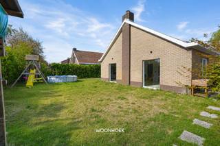 <p><span>Deze ruime en moderne woning combineert hedendaags wooncomfort met een stijlvolle afwerking en een doordachte indeling. Met een woonoppervlakte van 314 m² op een perceel van 955 m² biedt de woning bijzonder veel ruimte. Dankzij de zes slaapkamers, de lichtrijke leefruimtes en de aangename buitenruimte is dit een ideale gezinswoning.</span></p><p> </p><hr /><p><span>Via de inkomhal bereikt u de ruime leefruimte. De open indeling zorgt voor een aangenaam ruimtegevoel en biedt voldoende plaats voor een gezellige zit- en eethoek. Grote raampartijen zorgen voor een mooie natuurlijke lichtinval en creëren een fijne verbinding met de tuin.</span></p><p><span>Aansluitend bevindt zich de moderne open keuken, waar functionaliteit en uitstraling mooi samenkomen. De witte keukenfronten in combinatie met het donkere werkblad zorgen voor een eigentijdse uitstraling. Dankzij de ruime werkbladen en twee ovens beschikt u hier over alle comfort om dagelijks te koken of uitgebreid te tafelen. De bar vormt een gezellige plek om samen te komen met familie en vrienden.</span></p><p> </p><hr /><p><span>De woning beschikt over zes volwaardige slaapkamers, waardoor er naast slaapvertrekken ook mogelijkheden zijn voor een bureau, hobbyruimte, dressing of speelkamer. De kamers zijn ruim en lichtrijk en werden verzorgd afgewerkt. Een van de slaapkamers valt op door de warme houten wandafwerking, die zorgt voor een karaktervolle uitstraling.</span></p><p><span>Ook de badkamer werd modern ingericht en beschikt over een dubbele wastafel, zwarte inbouwkranen en een ruime inloopdouche met glazen wand. De tegels in marmereffect en sfeerverlichting zorgen voor een aangename uitstraling.</span></p><p> </p><hr /><p><span>Buiten geniet u van een ruim terras en een volledig omheinde tuin. Het terras vormt een fijne plek om te ontspannen of gezellig te tafelen, terwijl de groene tuin de nodige privacy biedt. Dankzij de ruime oppervlakte zijn er verschillende mogelijkheden om de buitenruimte naar eigen wens in te richten.</span></p><p><span>De combinatie van de ruime woonoppervlakte, zes slaapkamers, moderne afwerking, het royale perceel en de aangename tuin maakt deze woning bijzonder geschikt voor gezinnen die op zoek zijn naar ruimte en comfort.</span></p><p><span>Plan uw bezoek eenvoudig online, telefonisch via 09 310 77 07 of mail naar </span><span>info@woonhoekvastgoed.be</span><span>.</span></p>