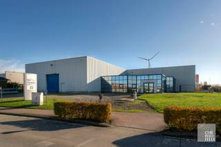 EXTRA TROEVEN * Geïsoleerde buitenmuren uitgevoerd in geprofileerde metaalplaten * Automatische sectionaalpoorten * Magazijnvloer in gepolierd beton...