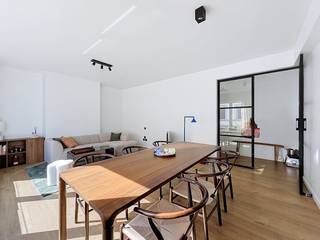 This apartment with two spacious bedrooms is located on the 3rd floor. The apartment is in an extremely quiet location and yet has an easy connection to the main roads. The city center of Ghent is within walking distance. <br /><br />Apartment layout:<br /><br />entrance hall - spacious living room with installed, open kitchen - storage room - bathroom with walk-in shower, double sink and connection for washing machine and dryer - guest toilet - bedroom 1 with terrace - bedroom 2 - basement storage.<br /><br />You have the option to rent a garage box at 100.00 EUR/month. <br /><br />The common costs, in the form of a commission, amount to 150.00 EUR/month and are intended for the maintenance of the common areas as well as an advance on the private consumption of water and heating. <br /><br />Available from 01/03/2025!