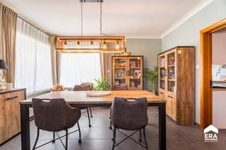 Ruime gezinswoning te koop in HeuvellandOver de woning:Deze kloeke open bebouwing biedt een ideale leefomgeving voor gezinnen die op zoek zijn naar...