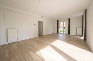 Dit ruime gelijkvloerse appartement bevindt zich in een rustige, nieuw aangelegde woonwijk in een doodlopende straat.<br />Het omvat een inkomhal; apart toilet; leefruimte; keuken met kasten, kookplaat, dampkap, oven, koelkast en vaatwasser; badkamer met spiegelkast, wastafel in meubel, douche en ruimte voor wasmachine en droogkast; 2 volwaardige slaapkamers; een tuin met terras en privatieve bergingsruimte.<br />Tot slot is er een optie om de garagebox te huren aan 120 EUR/maand.<br /><br />Gemeenschappelijke kosten: 120 EUR (onderhoud lift, gang en gemeenschappelijke tuin, minuterie, syndicus,...).<br />De nutsvoorzieningen zijn privatief.<br />Geschikt voor maximaal 4 personen.<br />Beschikbaar op 01/10/2026.<br /><br />Huurwaarborg bedraagt 3 maanden huur.<br />Plaatsbeschrijving door extern bedrijf met gedeelde kosten.<br /><br />Een bezoek ter plaatse kunt u enkel online reserveren op www.hansvastgoed.com.<br />Voor meer informatie, bezoek onze website www.hansvastgoed.com of neem contact op met info@hansvastgoed.com of +32 3 366 05 30.
