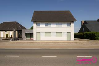 * Prachtige instapklare alleenstaande villa op de grens Ingelmunster/Meulebeke* Totaalrenovatie in 2010* Gelegen nabij het centrum van Meulebeke en...