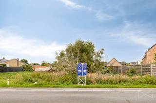 <strong>Bouwgrond voor open bebouwing op perceel van 6a 26ca te koop in Laakdal</strong><br /><br />Op de Nieuwe Baan, nabij het centrum van Vorst (Laakdal), bevindt zich deze bouwgrond gelegen op een perceel van 6a 26ca. De ligging biedt een ideale balans tussen het landelijke gevoel en de nabijheid van de E313. Op korte afstand van Nieuwe Baan in Laakdal vind je ook diverse winkels, restaurants en scholen terug.<br /><br />Deze bouwgrond van 6a 26ca is geschikt voor open bebouwing. Het perceel heeft een straatbreedte van 16,00m en de diepte van het perceel bedraagt 35,70m.<br /><br />Bouwvoorschriften: <br />De voorgevel dient minimum 7m breed te zijn. Voor de zijgevels dient er steeds minimum 3m van de perceelsgrenzen gebleven te worden. De achtergevel dient op minimum 8m achter de voorgevel en binnen de bouwstrook geplaatst te worden. De dakvorm mag in een schuin dak met helling van minimum 10° en maximum 60°. Een plat dak is toegelaten op uitbouwen en op bijgebouwen. <br /><br />Bouwvoorschriften en het verkavelingsplan zijn beschikbaar. Voor verdere stedenbouwkundige inlichtingen kan je contact opnemen met ons kantoor.<br /><br />Is deze bouwgrond iets voor jou? Contacteer ons via info@bosmanvastgoed.be voor meer info. Wij helpen jullie graag verder!