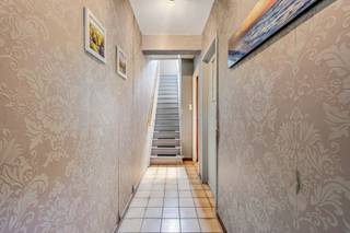 Ontdek deze gesloten rijwoning, ideaal gelegen op wandelafstand van het centrum van Geraardsbergen. Het combineert een topligging met een...