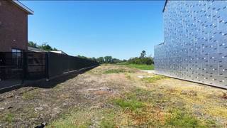 Découvrez ce magnifique terrain à bâtir pour une construction jumelée, situé au calme dans une zone extrêmement verte à Sint-Niklaas. Ici, vous profiterez chaque jour d'une vue dégagée sur de vastes champs et prairies, combinée au calme et au charme de la vie rurale.Avec une largeur de pas moins de 10 mètres et une profondeur impressionnante de 83 mètres, ce terrain à bâtir présente des dimensions exceptionnellement généreuses, ce qui est rare pour les terrains destinés à la construction de maisons jumelées. Le terrain offre donc de nombreuses possibilités pour une maison spacieuse avec un grand jardin et une intimité optimale.Le terrain fait partie d'un lotissement autorisé où tous les raccordements nécessaires aux services publics ont déjà été effectués. Grâce au permis de lotir délivré, ce terrain est entièrement prêt à être construit, de sorte que vous pouvez immédiatement commencer à construire la maison de vos rêves.Une opportunité idéale pour ceux qui recherchent un quartier résidentiel calme avec beaucoup de verdure, alors que les commerces, les écoles et les routes de liaison restent à portée de main.