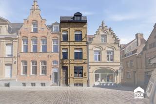 <p><strong>TE KOOP: Karaktervol eigendom te koop in het hartje van Ieper.</strong></p><p>In de historische stadskern van Ieper, op de geliefde Leet, bevindt zich deze woning met een adembenemend uitzicht op de iconische Lakenhallen en het vernieuwde plein. <span>Wie houdt van de historische charme van Ieper, de levendige binnenstad en de nabijheid van winkels, horeca en monumenten, zal zich hier meteen thuis voelen. Dit eigendom combineert een unieke ligging en karakter.</span></p><p>Deze instapklare woning straalt authenticiteit en gezelligheid uit. Met een bewoonbare oppervlakte van 146 m² beschikt ze over een sfeervolle leefruimte met charmante, authentieke elementen, een praktische keuken, gezellige buitenruimte, een ruime badkamer uitgerust met een ligbad, douche en toilet, <span>drie slaapkamers en extra zolderruimte</span>. Droge kelderverdieping aanwezig!</p><p><span>Een unieke opportuniteit voor wie op zoek is naar een </span><strong>karaktervol eigendom met een vergunde toeristische uitbating (voor 6 gasten) op een absolute toplocatie</strong><span>. </span>Dankzij de uitstekende beoordeling van maar liefst 9,8/10 geniet dit eigendom van een sterke reputatie en vormt ze een bijzonder interessante investering met onmiddellijk rendement.</p><p>Bovendien zijn er gratis parkeermogelijkheden in de directe omgeving, wat het comfort voor bewoners en bezoekers aanzienlijk verhoogt.</p>