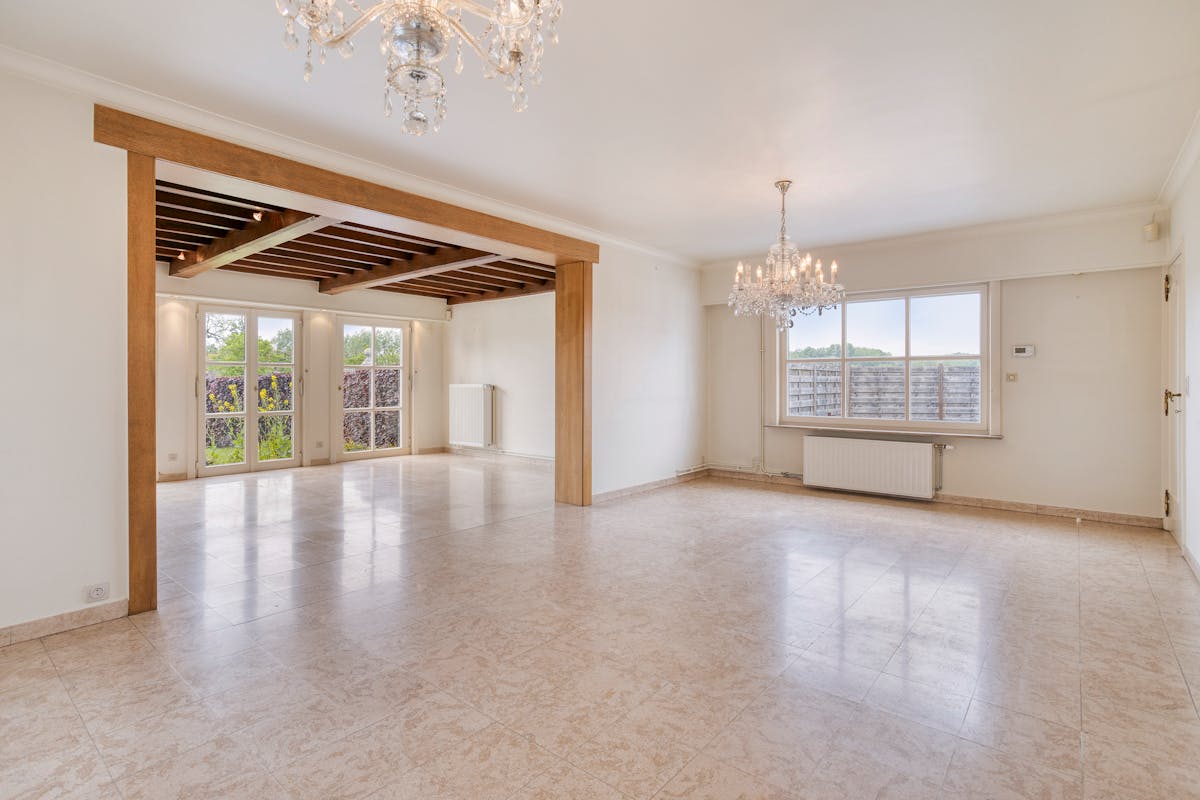 Bungalow spacieux à rénover avec 2 287 m² de terrain et de grands garages à vendre à Ursel - photo 5