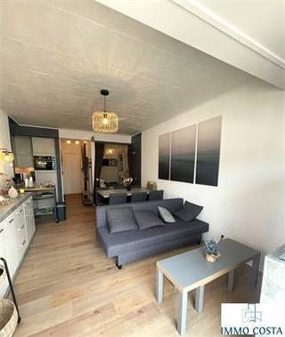 Te koop: recent gerenoveerde studio op de zesde verdieping in het centrum van Middelkerke. Deze lichtrijke studio is instapklaar en biedt een...