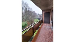 Een goed gelegen appartement bestaande uit een woonkamer, ingerichte keuken, 2 slaapkamers, wasplaats, terras, garage.Het appartement werd terug...