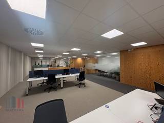 Deze instapklare kantoren met een oppervlakte van 673 m², gelegen op het gelijkvloers, bieden uitstekende zichtbaarheid langs de...