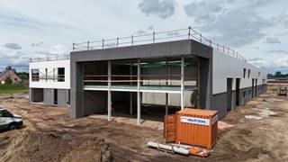 <p><span> </span></p><p><span>Investeer in de toekomst: KMO-unit van 304 m² te Rijmenam</span></p><p><span>In dit gloednieuwe KMO-park bieden wij een moderne unit van 304 m² aan. De ruimte is opgedeeld in een magazijn van 248 m² en een showroom van 73 m².</span></p><p><span>De unit is voorzien van een sectionaalpoort en beschikt over een vrije hoogte van 6 meter, waardoor een flexibele indeling en gebruik mogelijk is. <br />Dankzij de lichtstraat geniet u van maximale natuurlijke lichtinval, terwijl de tussenvloer van 85 m² extra bruikbare oppervlakte creëert.</span></p><p><span>Verder zijn er 16 zonnepanelen met omvormer aanwezig, evenals individuele nutsvoorzieningen zoals water, elektriciteit (63A) en data. Ook is er een regenwaterput voorzien en is een laadpaal inbegrepen. <br />De unit is bovendien een unieke hoekunit, wat zorgt voor extra zichtbaarheid en uitstraling.</span></p><p><span>De oplevering is gepland tegen eind 2026. Bij aankoop is het verplicht om zes voorliggende parkeerplaatsen aan te kopen, aan een prijs van 6.000 per stuk.</span></p><p><span>Deze KMO-unit is geschikt voor eigen gebruik of als investering met een interessant rendement. <br />De verkoop gebeurt volledig onder het BTW-stelsel (21%), en de opgegeven prijzen zijn exclusief kosten.</span></p>