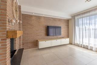 Situation centrale à proximité des commerces, des écoles et des transports en commun.<br /><br />Cet appartement se compose d'un hall d'entrée, d'une cuisine ouverte, d'un séjour spacieux et lumineux, d'une chambre à coucher avec dressing attenant et d'une salle de bains avec douche et toilettes.<br />Cet appartement bénéficie également d'une belle terrasse ensoleillée avec des vues panoramiques. <br /><br />Le prix comprend également une cave et une place de parking pour une voiture dans le garage commun.<br /><br />Cet appartement est idéal comme maison de démarrage ou comme investissement. <br /><br />EPC : ... kWh/m²<br />Électricité conforme