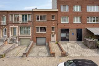 <p>Een beletage uit 1963, van onder tot boven aangepakt vanaf 2009. 136 m² wonen op een perceel van 171 m², een living vol lichtinval, twee volwaardige slaapkamers en een tuin waar je niet elk weekend in hoeft te sleutelen. En boven op alles nog eens uitbreidingsruimte voor wie verder wil bouwen aan zijn plannen. Dat is deze woning in Borgerhout.</p>
<p>Je komt binnen via de inkomhal, met ingemaakte kasten die meteen ruimte scheppen voor jassen en schoenen zonder dat het rommelig wordt. Van hieruit zak je een meter onder straatniveau naar het gelijkvloers. Daar liggen de inpandige garage en een ruime berging, die rechtstreeks toegang geeft tot de tuin. En dat is meteen waarom deze woning opvalt in een buurt als deze: parkeren doe je hier zowel inpandig als voor de deur. Wie in de stad woont weet dat dat allesbehalve vanzelfsprekend is.</p>
<p>Een trap hoger vind je de eerste verdieping, en dat is waar het huis zich echt laat zien. Grote raampartijen gooien de leefruimte vol licht, de vloer is laminaat en er is zelfs plaats voor een opkamer die je kan inrichten als speelhoek of bureau, zonder dat je living erdoor kleiner aanvoelt. De keuken is volledig uitgerust en geeft toegang tot een berging met wasaansluitingen. Via de berging heb je rechstreeks toegang to het terras, met een trap naar de tuin. De badkamer op deze verdieping is voorzien van alle comfort.</p>
<p>Nog een trap hoger, op de tweede verdieping, liggen de twee slaapkamers, ook op laminaat. De hoofdslaapkamer heeft een dressing die evengoed dienst kan doen als babykamer. En wie verder denkt dan vandaag: hier ligt een uitbreidingsmogelijkheid van ongeveer 44 m², genoeg om de volledige diepte van de verdieping eronder te benutten. Geen extraatje, wel een troef waar je zelf de waarde van bepaalt.</p>
<p>Buiten wacht een tuin, volledig verhard en onderhoudsvriendelijk. Geen gazon om elk weekend te maaien, wel een plek om heerlijk buiten te zitten.</p>
<p>Verder staat deze woning goed op punt. De CV ketel is vernieuwd in 2021, er hangt airco in de slaapkamers op de tweede verdieping en 10 zonnepanelen houden je energiefactuur onder controle. Vooraan is het HR glas vernieuwd, net als de voordeur en de garagepoort, ook in 2021. Het schrijnwerk is deels van hout en deels van PVC, er hangen rolluiken op de verdiepingen en het dak is geïsoleerd.</p>
<p>De ligging is minstens even sterk als het huis zelf. Je zit hier in Extra Muros, het deel van Borgerhout net buiten de oude stadswal, tegen de grens met Deurne aan. Dat betekent rustiger straten dan intra muros, maar met dezelfde troef: je zit op zo'n 3 kilometer van het centrum van Antwerpen. Dichtbij genoeg om er zonder moeite te geraken, ver genoeg om 's avonds gewoon een parkeerplaats voor je deur te vinden. Borgerhout werd in 2025 door Time Out trouwens uitgeroepen tot de op één na coolste buurt ter wereld!</p>
<p>EERSTE TWEE BEZOEKMOMENTEN REEDS VOLZET<br />EXTRA (tevens laatste) BEZOEKMOMENT zondag 6 sept tussen 12u en 14u (na afspraak).</p>
<p>Voor meer info of om een afspraak in te pannen, surf naar www.juulgrietensstraat63.be!</p>